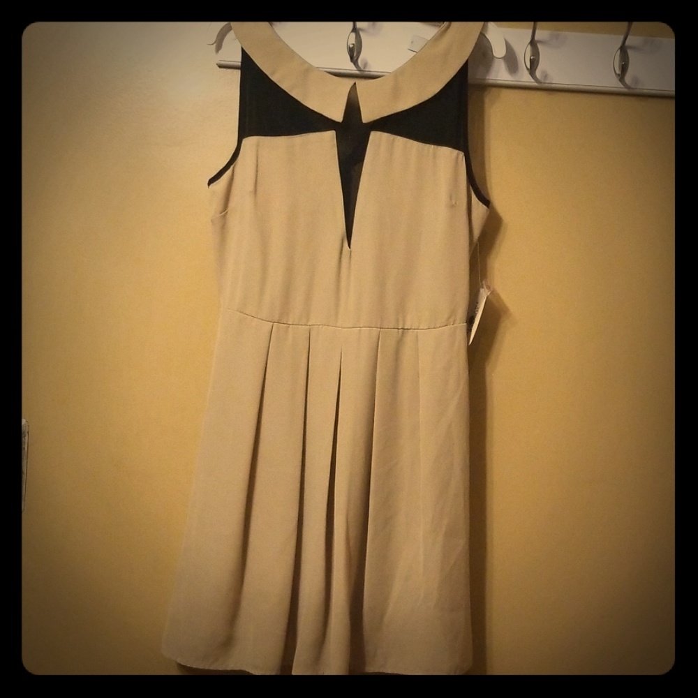FOREVER 21  NUDE /BLACK SHORT LENGTHS DRESS/SMALL